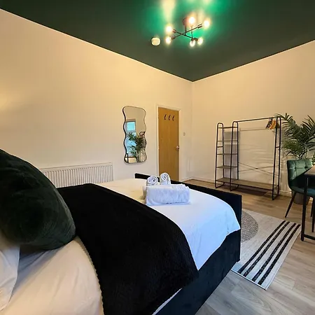 Spacious House With Games & Free Parking Nr Mediacity, Trafford Centre, Centre *