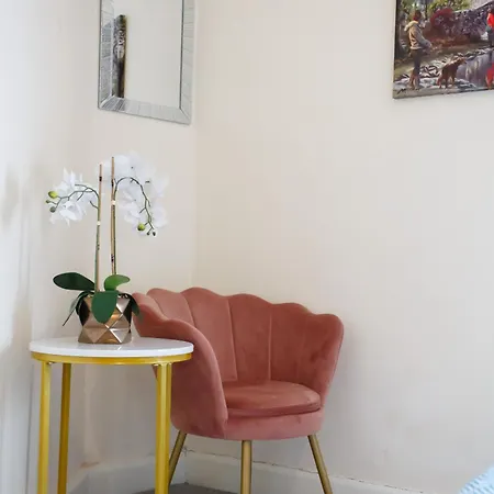 2br Clayton Nr Etihad L Parking, Garden, Pool Table