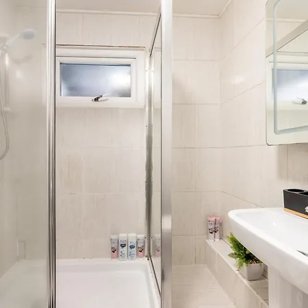 Nyaraló Cosy 2br - Sleeps 6 - Etihad - Free Parking