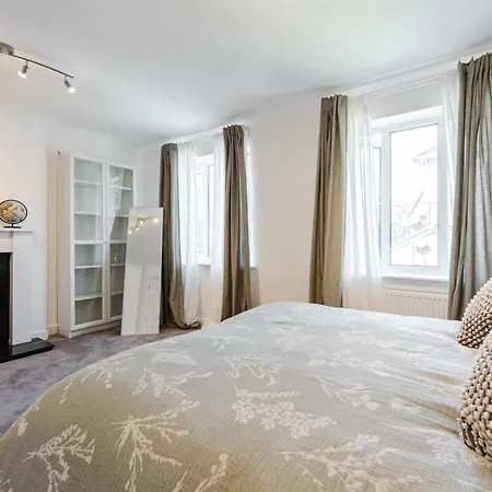 Sleeps 10, Modern 5-Bed House Near Manchester City Centre, Free Parking *