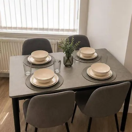 4 Bedroom House Sleeps 7 -free Parking -co-op Live * Manchester