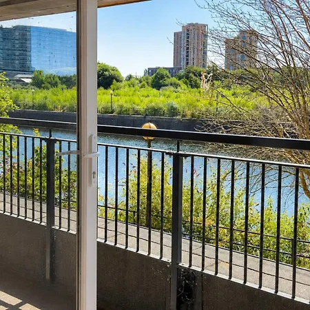 3 Bedroom - Sleeps 6 - Balcony - Riverside * Manchester