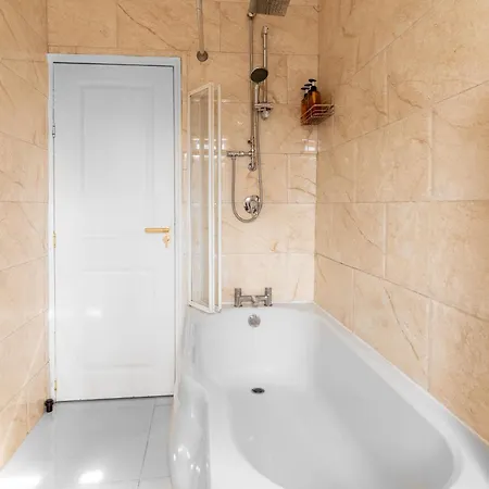 Nyaraló Enormous 5 Bed House - Sleeps 13 - Free Parking