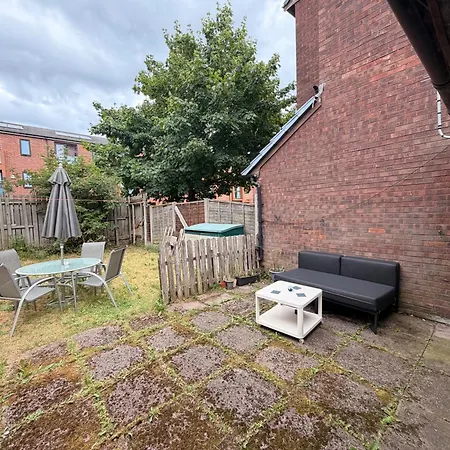 Feriehus Sleeps 4 With Free Parking And Garden Manchester
