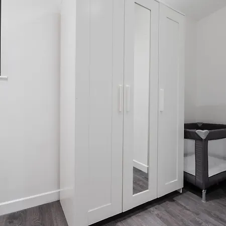 Group-friendly 4br House With Driveway Parking In