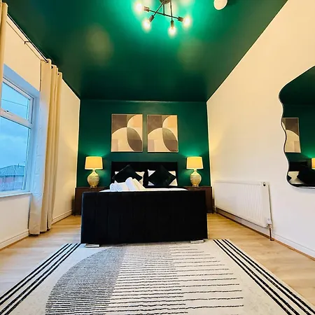 Tatil Evi Spacious House With Games & Free Parking Nr Mediacity, Trafford Centre, Centre