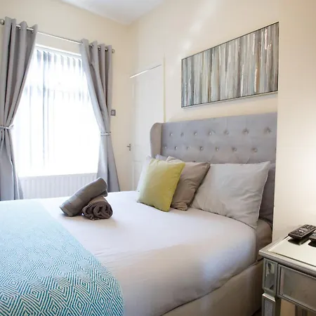 2br Clayton Nr Etihad L Parking, Garden, Pool Table