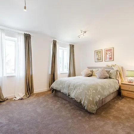 Tatil Evi Sleeps 10, Modern 5-Bed House Near Manchester City Centre, Free Parking