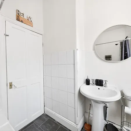 Spacious Maisonette, Hosted By Eason With Free Parking Nyaraló *