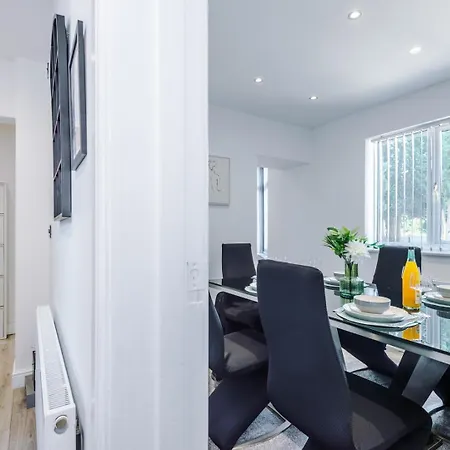Modern Chorlton | Parking | & Airport *