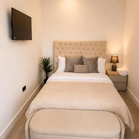 4 Bedroom House Sleeps 7 -free Parking -co-op Live