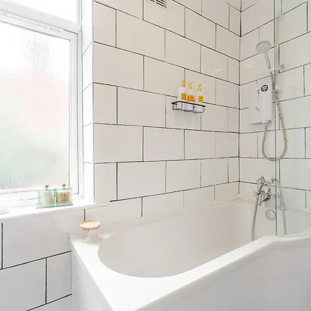 4br With Games Salford Sleeps 7