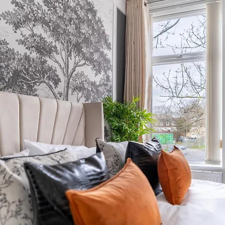 Casa de Férias Enormous 5 Bed House - Sleeps 13 - Free Parking Manchester