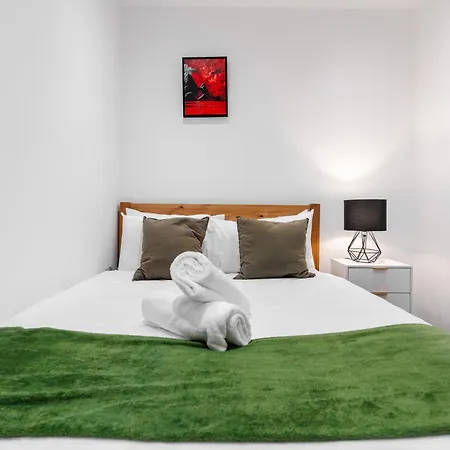 Tatil Evi Group-friendly 4br House With Driveway Parking In Manchester