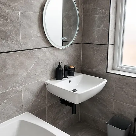 Cosy Spacious 4 Bedroom Close To Centre *