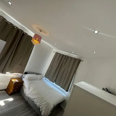 4-bed House - Ensuite - Sleeps 8 - Parking Feriehus