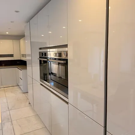 4 Bedroom Modern House In Prime Location Nyaraló *