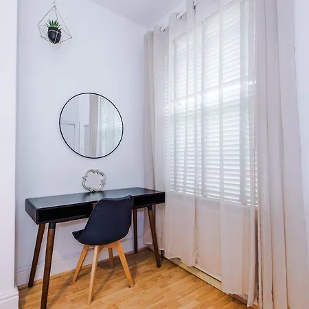 Spacious House With Free Parking Near Mediacityuk, Trafford Centre, Centre Feriehus