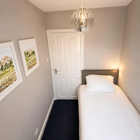 Nyaraló 3 Bed House Driveway Workspace Sleeps 7 Manchester