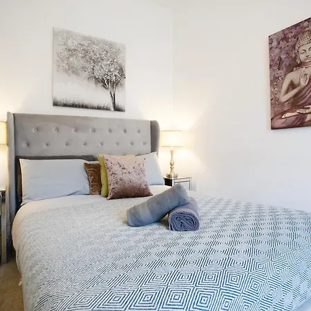 2br Clayton Nr Etihad L Parking, Garden, Pool Table * Manchester