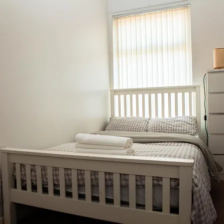 4br - Parking- Sleeps 7 - 2 Baths - Long Манчестер