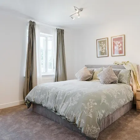 Sleeps 10, Modern 5-Bed House Near Manchester City Centre, Free Parking Tatil Evi *