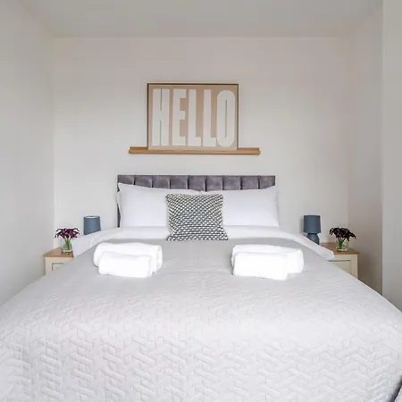 3br Parking Wifi Sleeps 8 Manchester