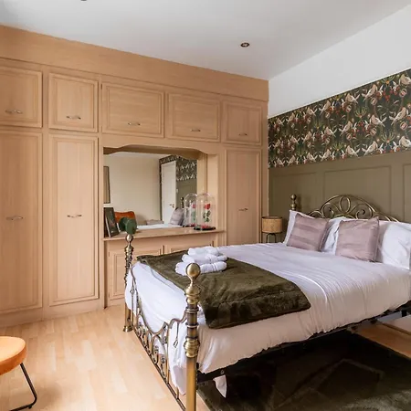 Casa de Férias Enormous 5 Bed House - Sleeps 13 - Free Parking
