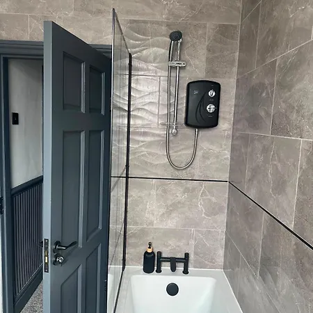 Cosy Spacious 4 Bedroom Close To Centre *