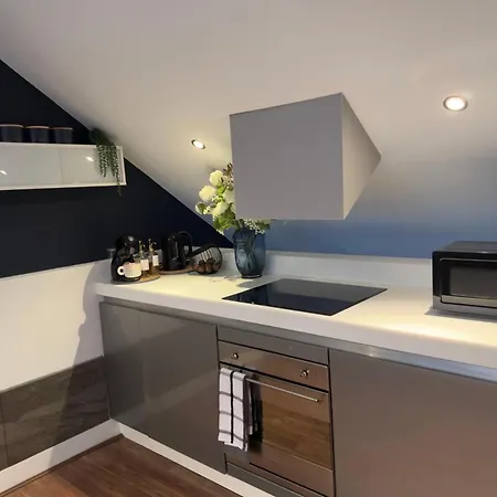 Modern 2 Bedroom Near Mediacity Uk بيت للعطل