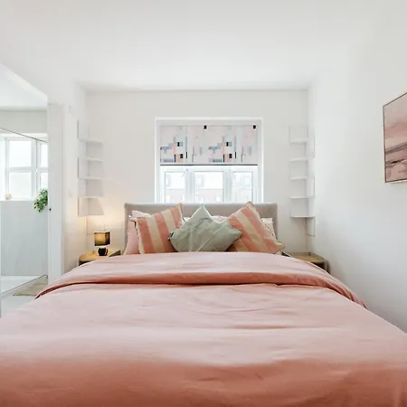 Sleeps 10, Modern 5-Bed House Near Manchester City Centre, Free Parking Tatil Evi Manchester