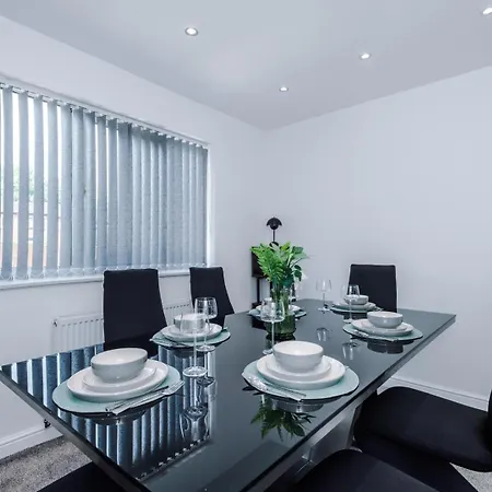 Modern Chorlton | Parking | & Airport Manchester