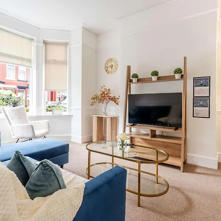 Feriehus 4br With Games Salford Sleeps 7