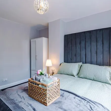 3 Bed House Driveway Workspace Sleeps 7 Tatil Evi