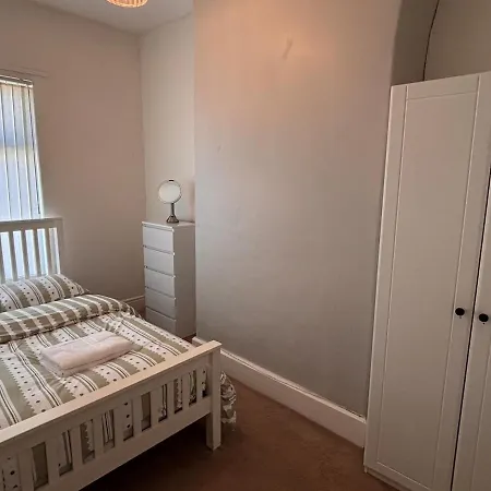 4br - Parking- Sleeps 7 - 2 Baths - Long *