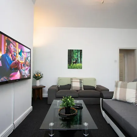 Spacious 2br In Chadderton Near * Manchester