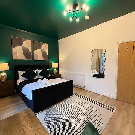 Spacious House With Games & Free Parking Nr Mediacity, Trafford Centre, Centre * Manchester