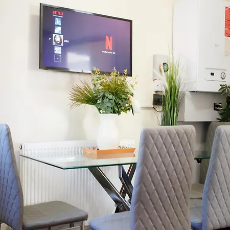 Feriehus 2br Clayton Nr Etihad L Parking, Garden, Pool Table *