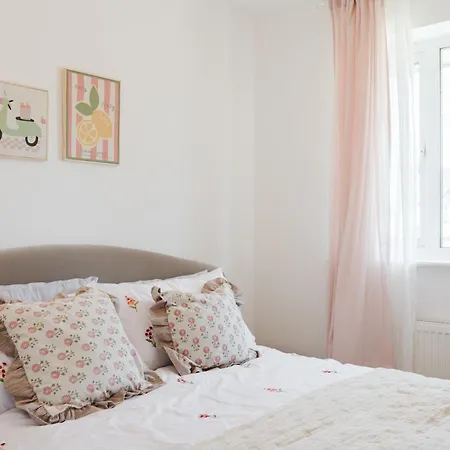 Sleeps 10, Modern 5-Bed House Near Manchester City Centre, Free Parking Tatil Evi *