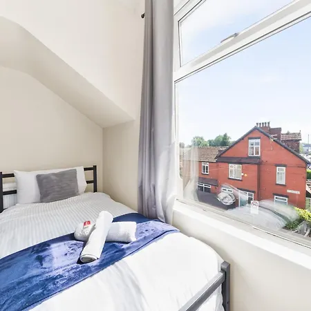 Spacious Maisonette, Hosted By Eason With Free Parking Manchester