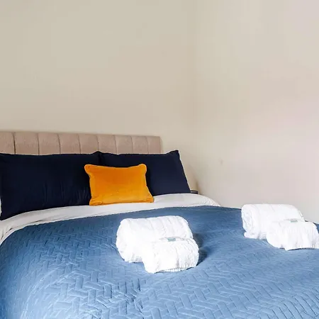 4br With Games Salford Sleeps 7 Nyaraló