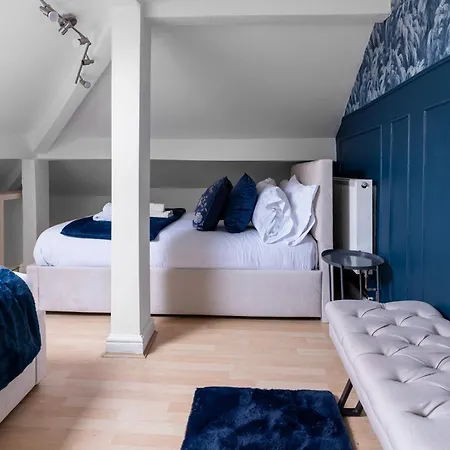 Enormous 5 Bed House - Sleeps 13 - Free Parking Nyaraló