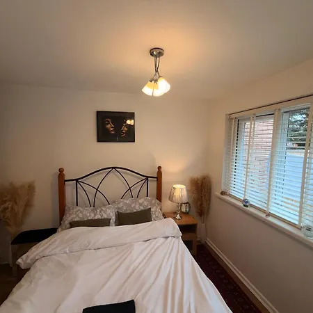 Sleeps 4 With Free Parking And Garden Feriehus Manchester