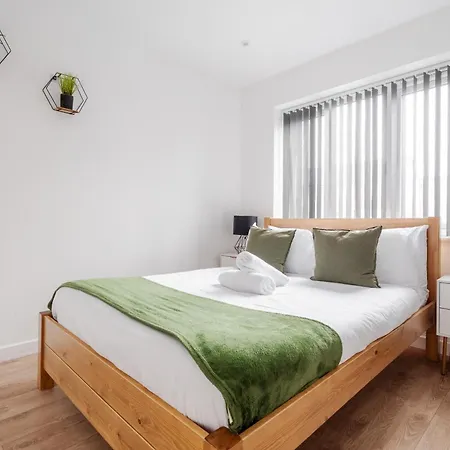 Group-friendly 4br House With Driveway Parking In Nyaraló *