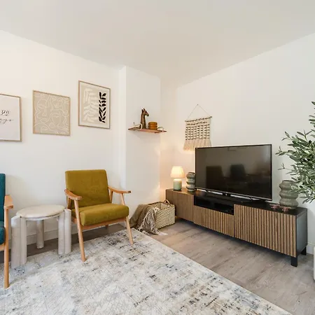 Sleeps 10, Modern 5-Bed House Near Manchester City Centre, Free Parking Tatil Evi *