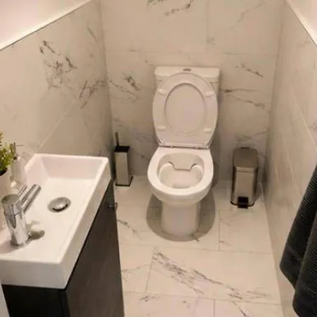 4 Bedroom House Sleeps 7 -free Parking -co-op Live Manchester