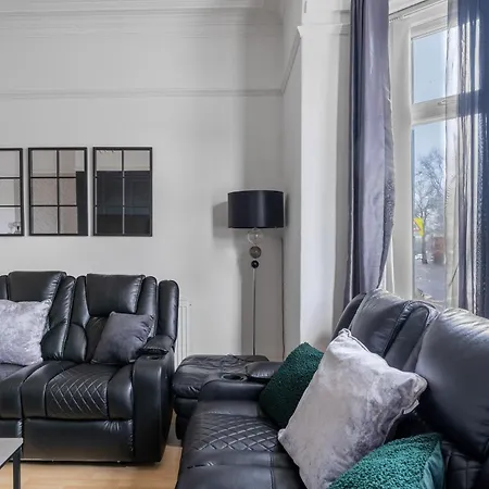 Enormous 5 Bed House - Sleeps 13 - Free Parking Nyaraló *