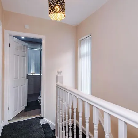 3 Bed House Driveway Workspace Sleeps 7 * Manchester