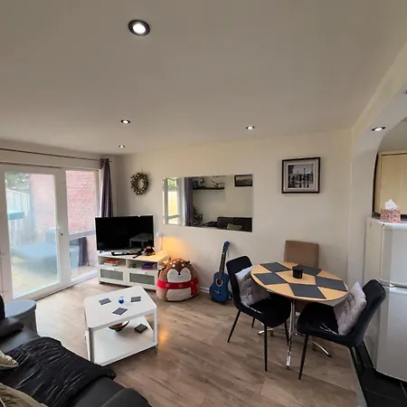 Tatil Evi Sleeps 4 With Free Parking And Garden Manchester