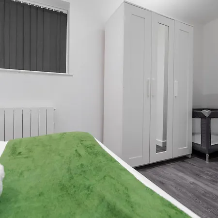 Nyaraló Group-friendly 4br House With Driveway Parking In Manchester